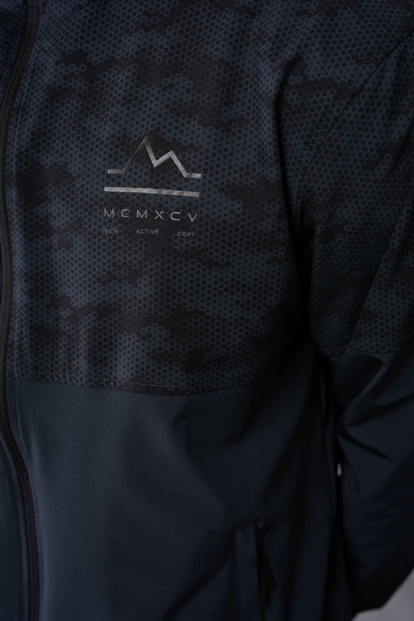 ARMOUR WINDBREAKER JACKET - OMBRE/BLACK