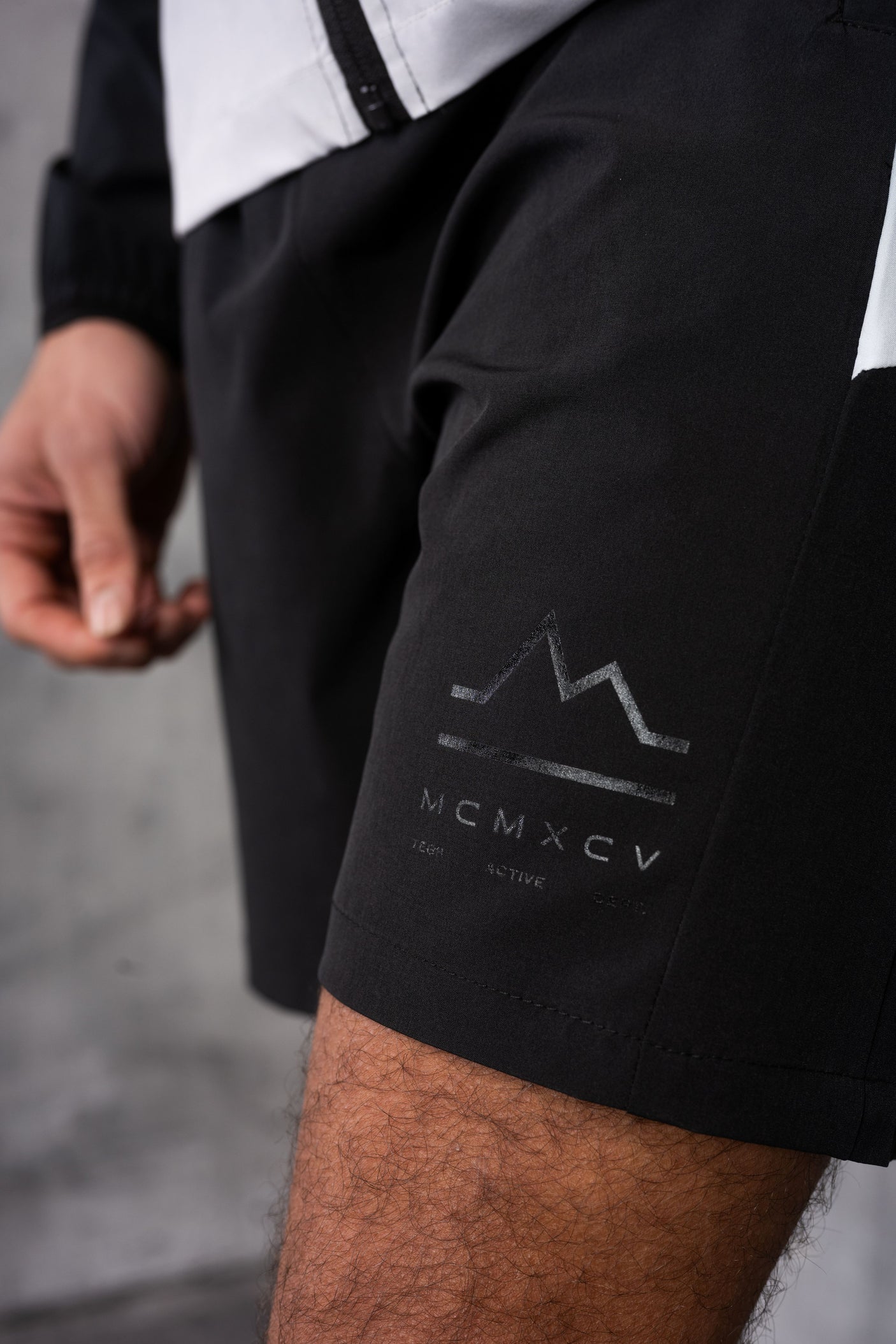 SURGE TECH SHORT - SILVER/BLACK